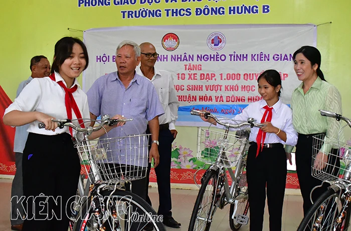 Tặng quà cho học sinh và người dân huyện An Minh 